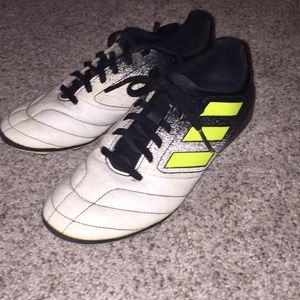 Soccer shoes